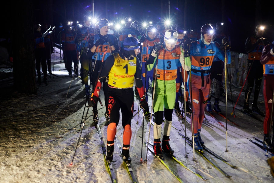Ночная гонка лыжников в Барнауле. 