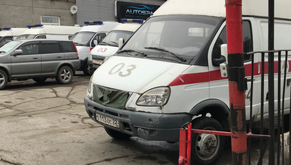В Барнауле спасатели помогли транспортировать крупногабаритного пассажира