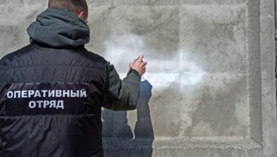 Барнаульская молодежь ликвидировала более 50 надписей и рисунков на заборах