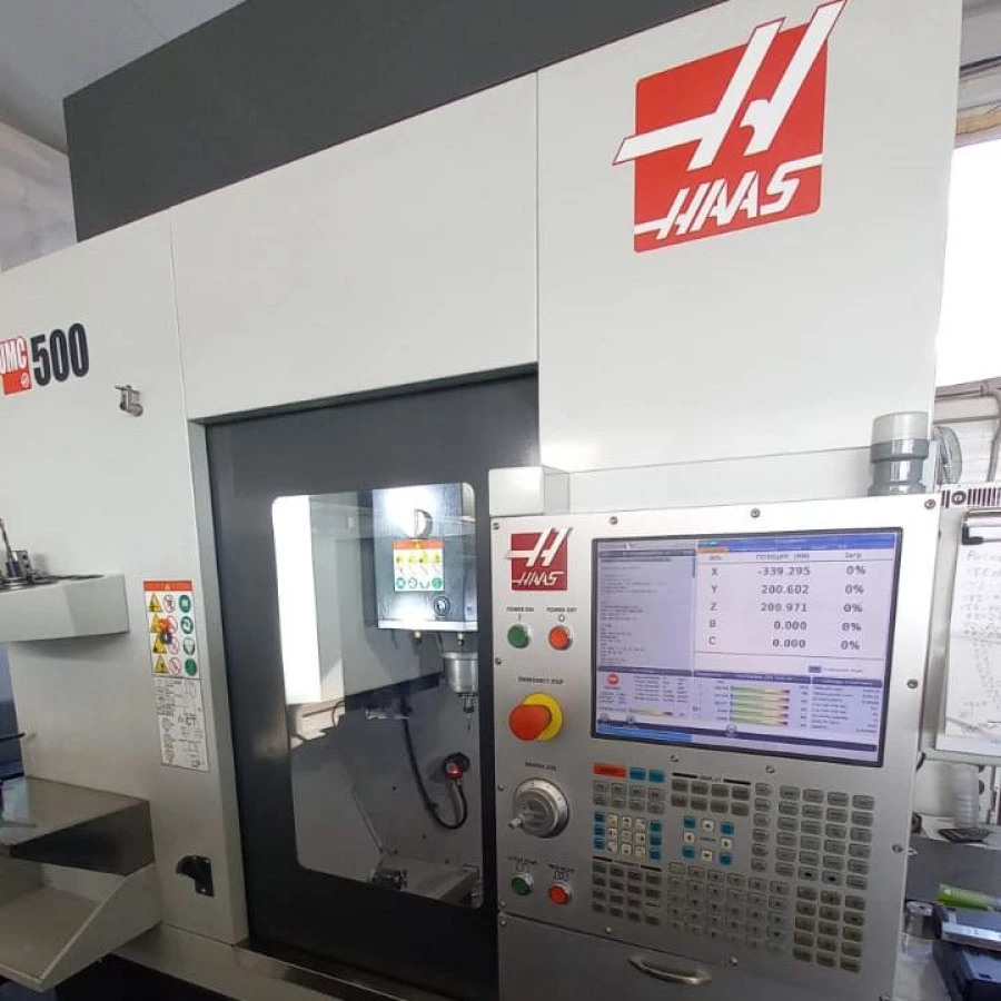 Пятиосевой универсальный обрабатывающий центр марки Haas.