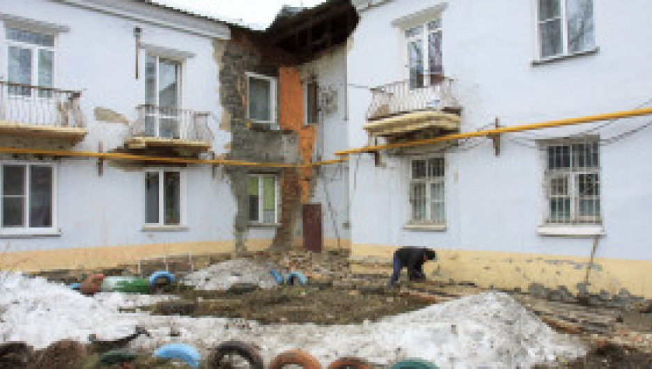 В Барнауле произошло обрушение несущих конструкций в доме на ул. 1-я Западная, 51.