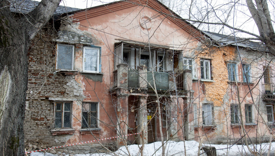 Трущобы Барнаула. Репортаж из аварийных бараков, где жильцы рискуют оказаться под завалами