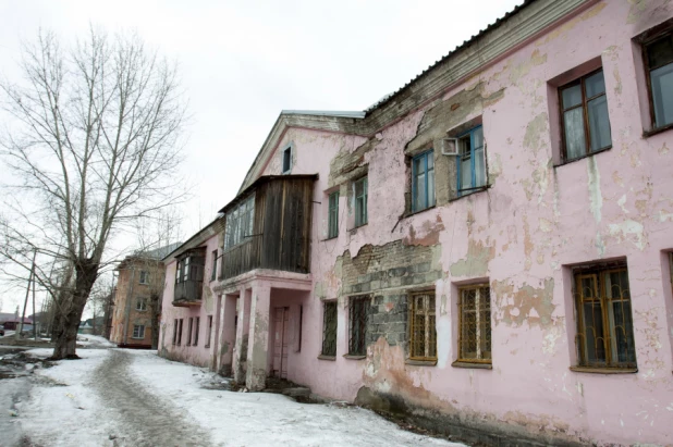 Аварийный дом на ул. Матросова, 197.