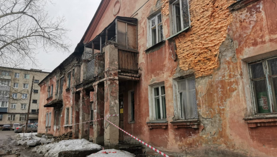 Произошло обрушение стены жилого дома по ул. Советской Армии, 54.

