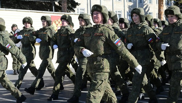 Женщины-военнослужащие маршируют.