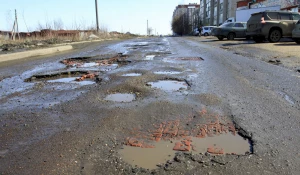 Разбитые дороги в Новоалтайске. 