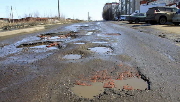 Разбитые дороги в Новоалтайске. 