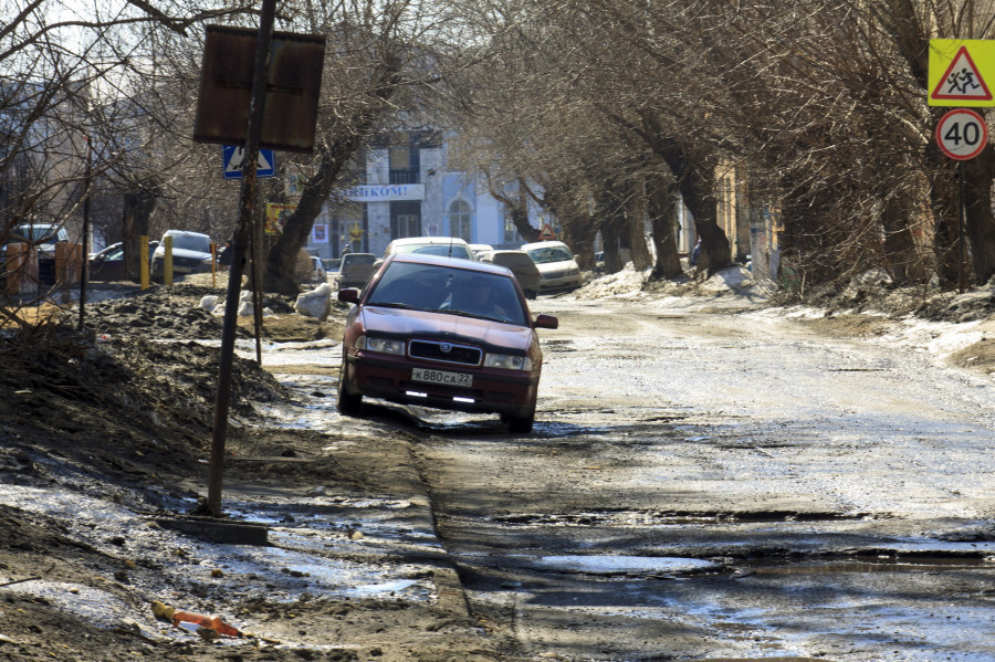 Разбитые дороги в Новоалтайске. 