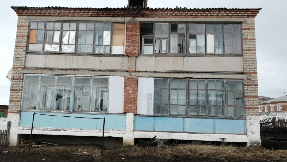 «Нас просто выживают»: в алтайской глубинке разгорелся конфликт из-за жилья времен СССР и почти бездомных пенсионеров 