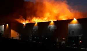 В Барнауле загорелось торгово-офисное здание на ул. Власихинская, 177.