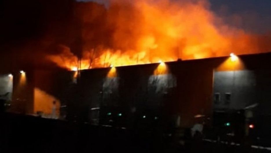 В Сети выложили страшное видео полностью сгоревшего логистического центра в Барнауле