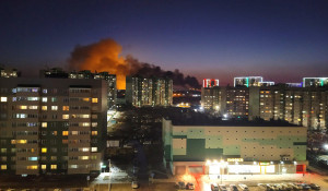 В Барнауле загорелось торгово-офисное здание на ул. Власихинская, 177.