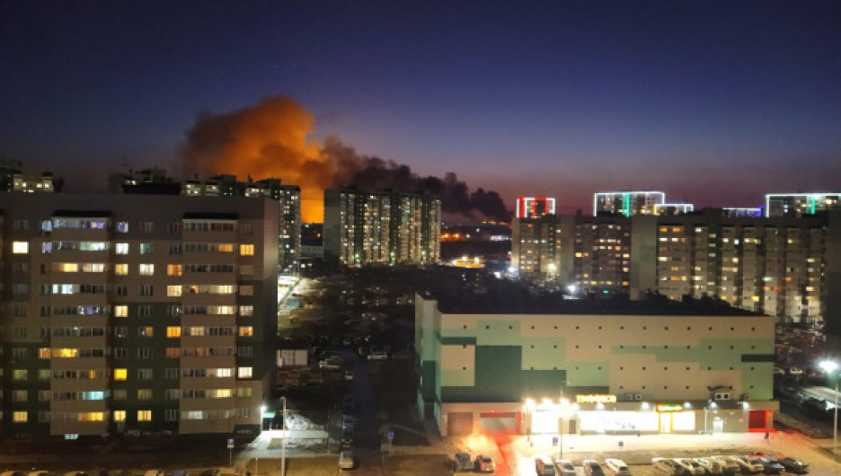 Мощный пожар в Барнауле. Полыхает офисно-складской комплекс MSV Логистик