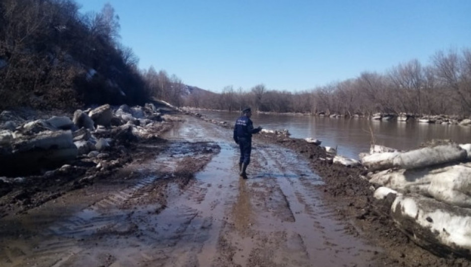 На Алтае открыли для движения затопленную рекой дорогу 