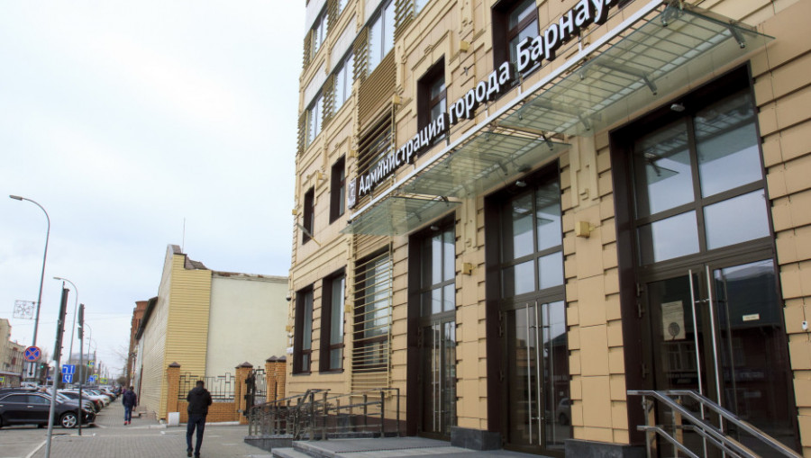 Вид на здание бывшей мебельной фабрики со стороны администрации Барнаула.