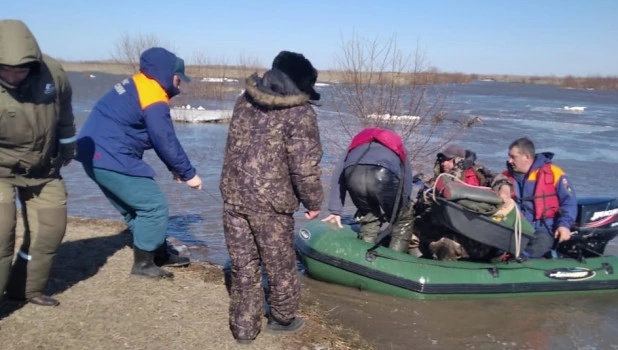 Сотрудники МЧС спасли рыбаков на Склюихинское водохранилище