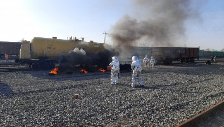 Алтайские спасатели тушили спланированный пожар на железной дороге