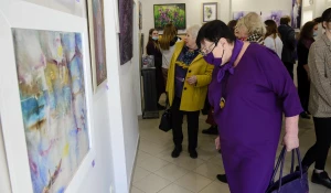 В галерее "Турина гора" в Барнауле открылась выставка "В фокусе - фиолетовый"