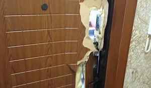 Силовики оставили жительницу Заринска с дырявой дверью.