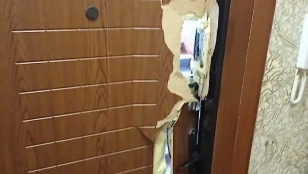 Силовики оставили жительницу Заринска с дырявой дверью.