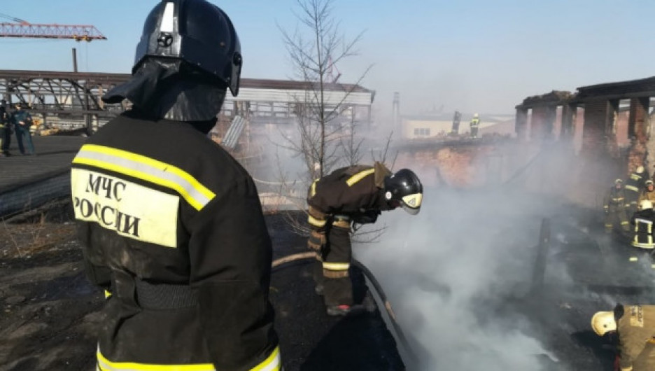 В Барнауле сгорело заброшенное здание на улице Кулагина