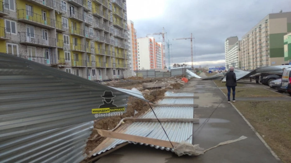 В Барнауле ветром повалило заборы.