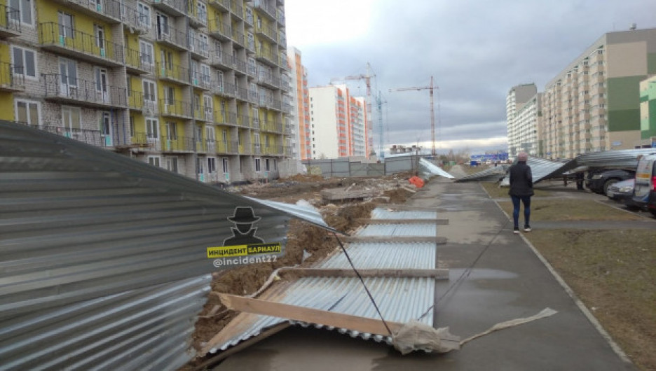 В Барнауле мощный ветер повалил строительные заборы
