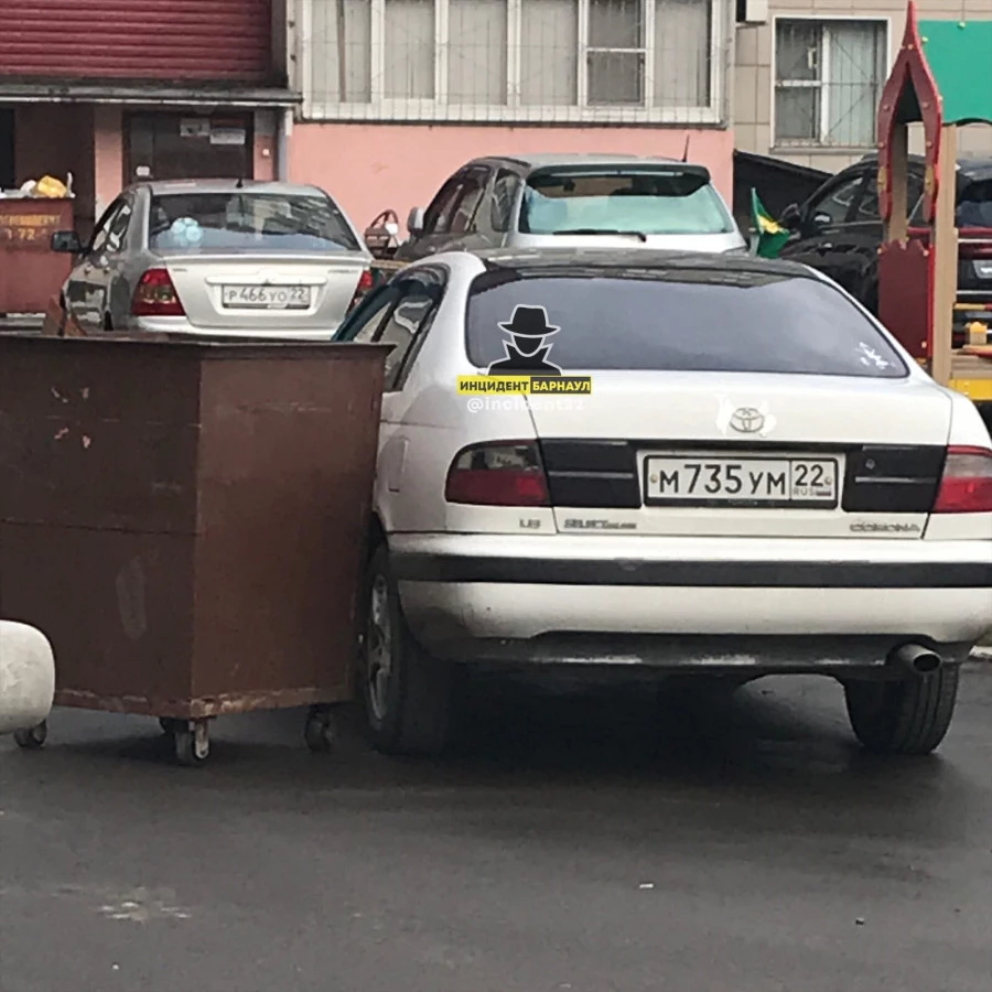 В Барнауле ветром повалило заборы.