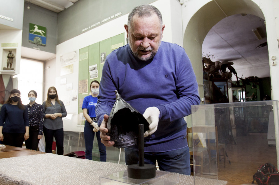 Историк и археолог Артур Кунгуов помог работникам музея упаковать монгольский шлем XIV века.