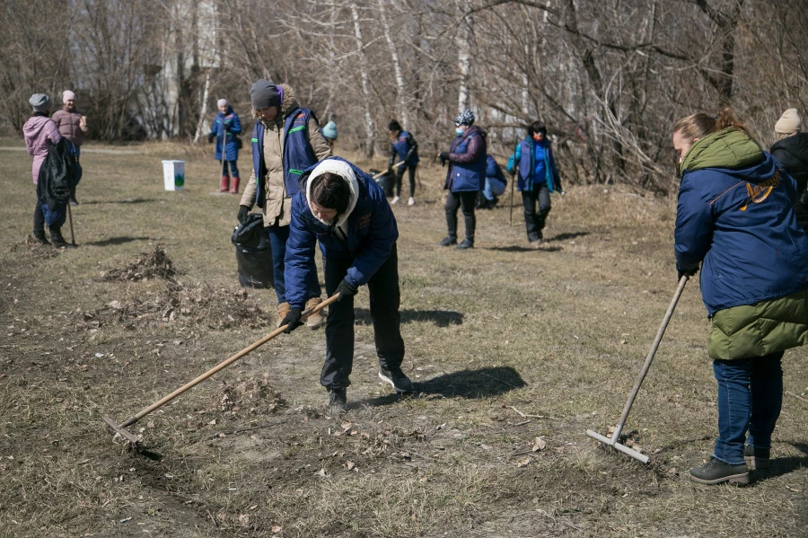 Субботник в парке Ленинского района.