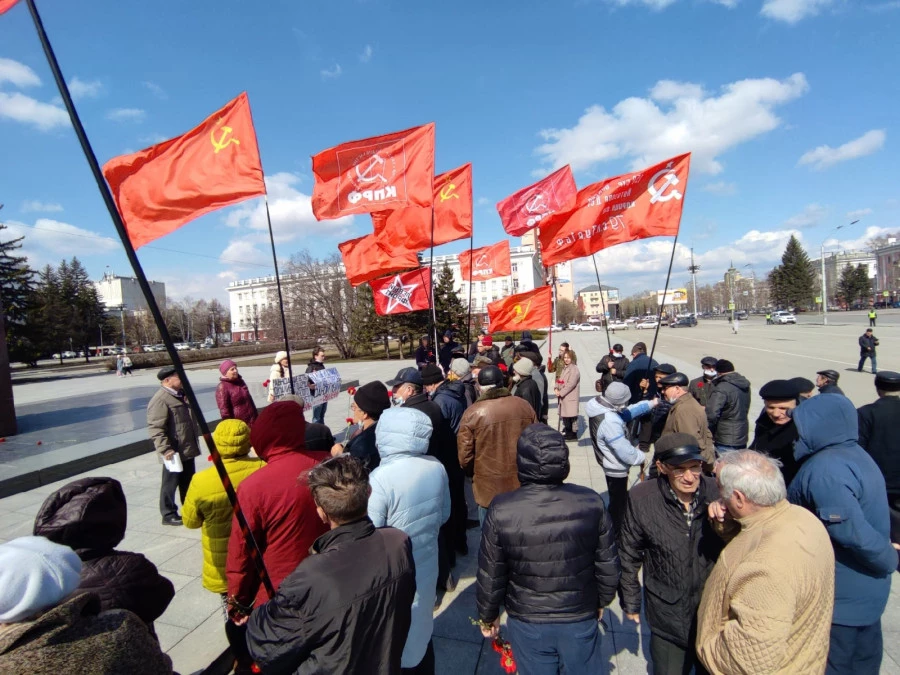 Коммунисты возложили цветы к памятнику Ленину.