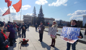Коммунисты возложили цветы к памятнику Ленину.