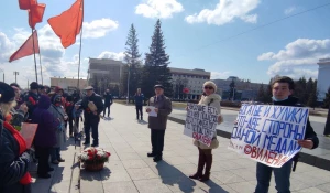 Коммунисты возложили цветы к памятнику Ленину.