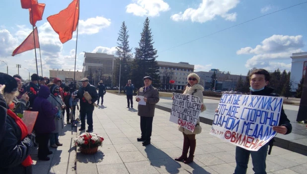 Коммунисты возложили цветы к памятнику Ленину.