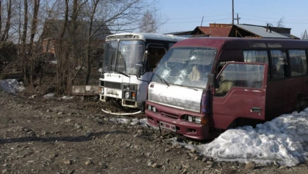 Школьники закидали камнями автобусы.
