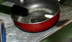 Растапливаем сливочное масло.