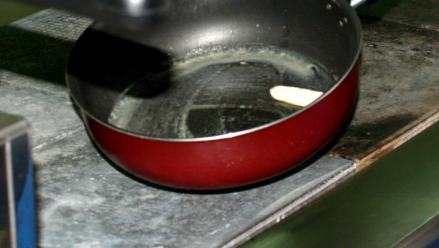 Растапливаем сливочное масло.