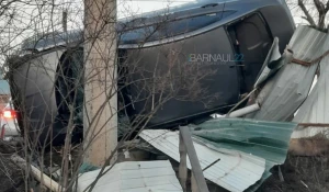 В Барнауле водитель такси снес забор на ул. Советская Армия.