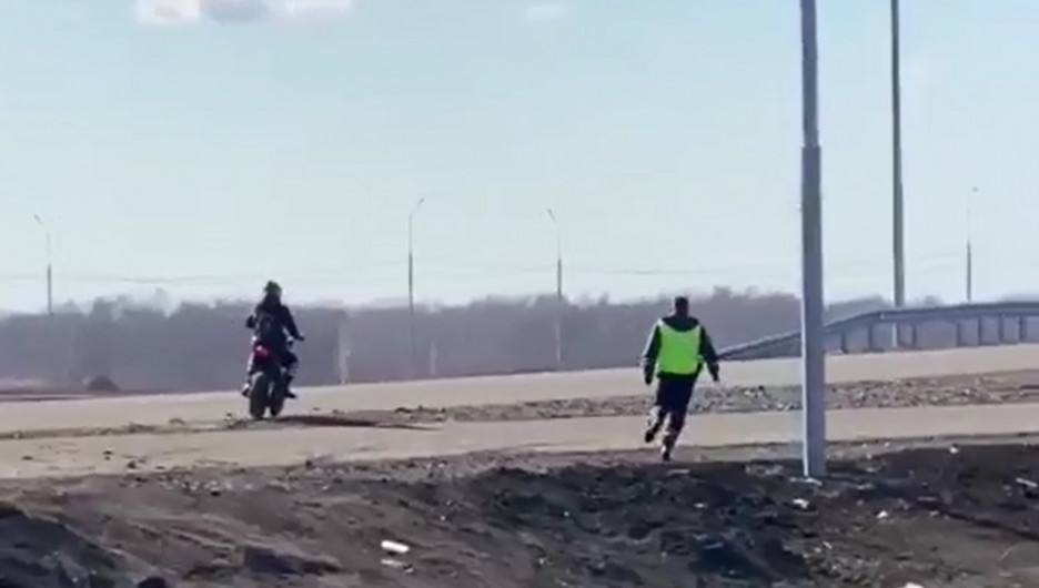 В сети появилось видео эпичной погони под Новосибирском. Поймать лихача-мотоциклиста не помог даже камень