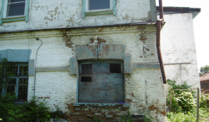 Аварийный дом из шлакоблоков на ул. Водопроводная, 74.
