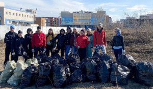 Барнаульцы собрали 71 мешок мусора между "Магис Спорт" и ТЦ "Европа".