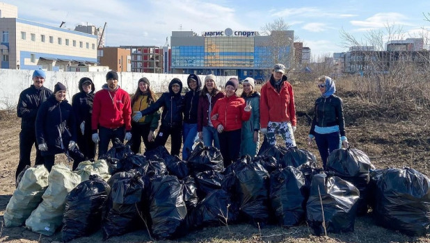 Барнаульцы собрали 71 мешок мусора между "Магис Спорт" и ТЦ "Европа".