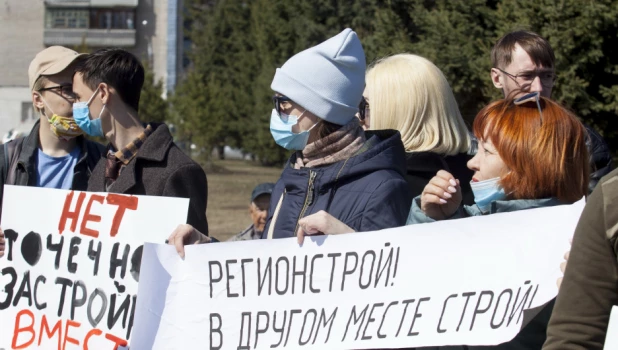 Митинг жильцов домов на ул. Гущина против строительства многоэтажки. 