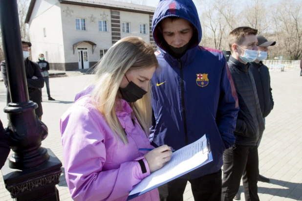 Митинг жильцов домов на ул. Гущина против строительства многоэтажки. 