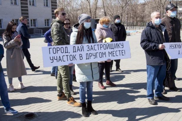 Митинг жильцов домов на ул. Гущина против строительства многоэтажки. 