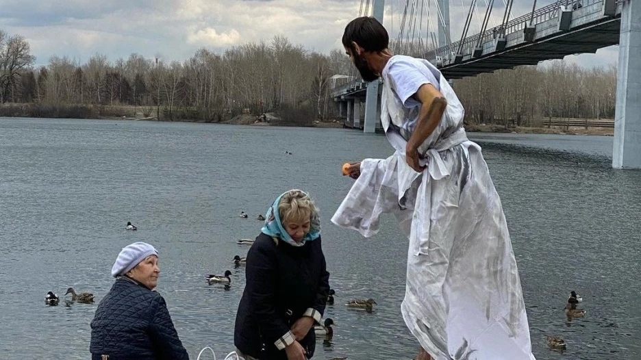Мужчина в образе Иисуса Христа раздавал яблоки. Красноярск.