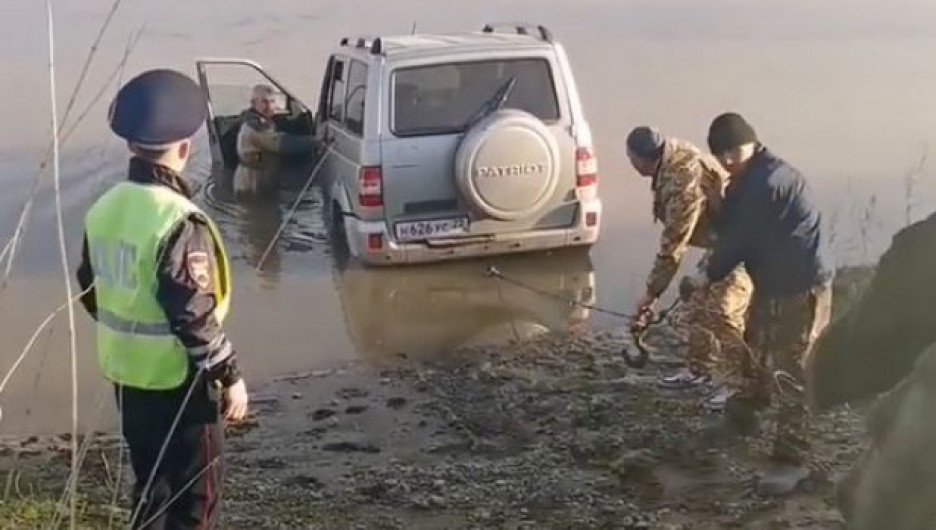 Житель Алтайского края пытался переехать реку и едва не утонул вместе с машиной