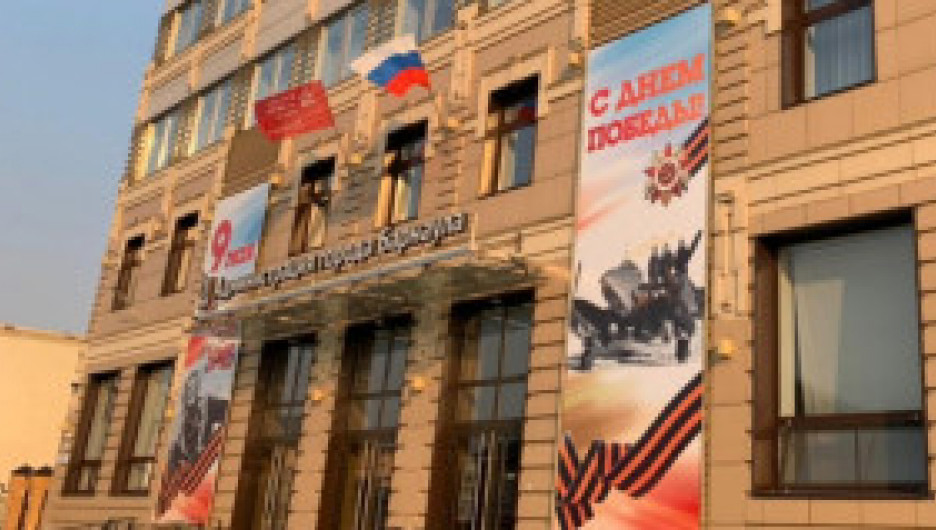 В Барнауле над мэрией и администрациями развеваются копии Знамени Победы