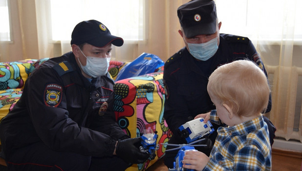 В Барнауле полицейский спас маленького ребенка.
