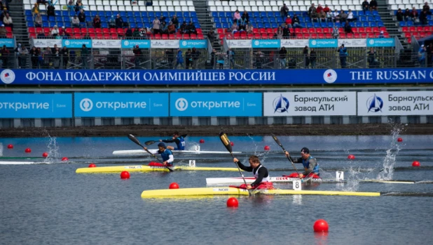 Второй день на международных соревнований по гребле на байдарках и каноэ в Барнауле